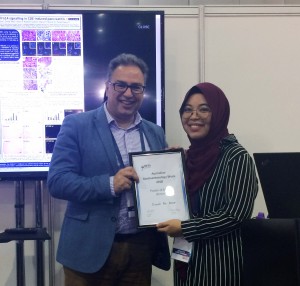 Former CHIRI Honours student Nur Dianah Abu Bakar receives her award from Chair of the GESA Research Committee Professor Alex Boussioutas from the Peter MacCallum Cancer Centre.